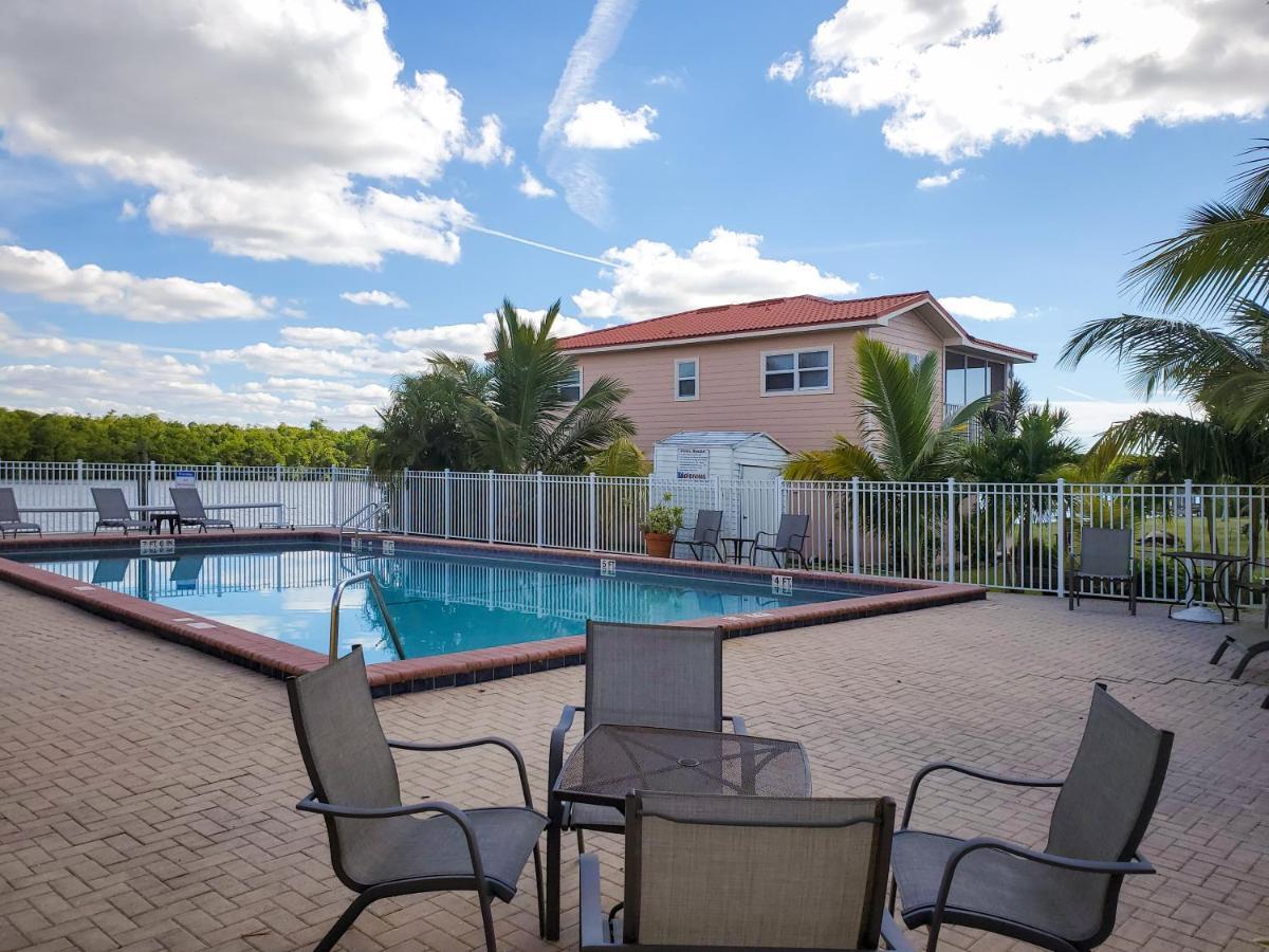Captain'S Table Hotel By Everglades Adventures Екстер'єр фото