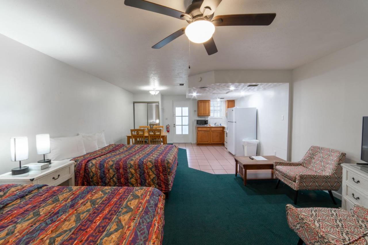 Captain'S Table Hotel By Everglades Adventures Екстер'єр фото