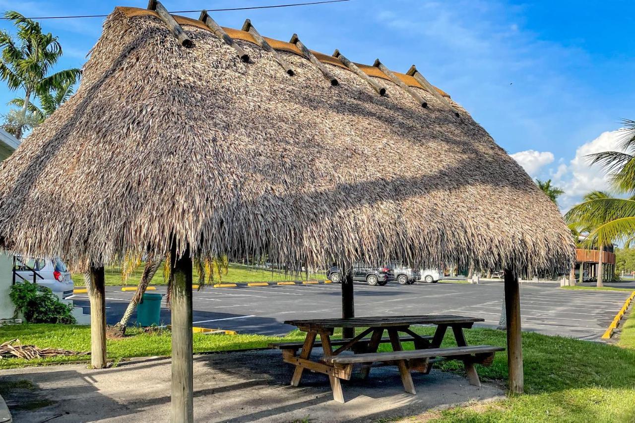 Captain'S Table Hotel By Everglades Adventures Екстер'єр фото