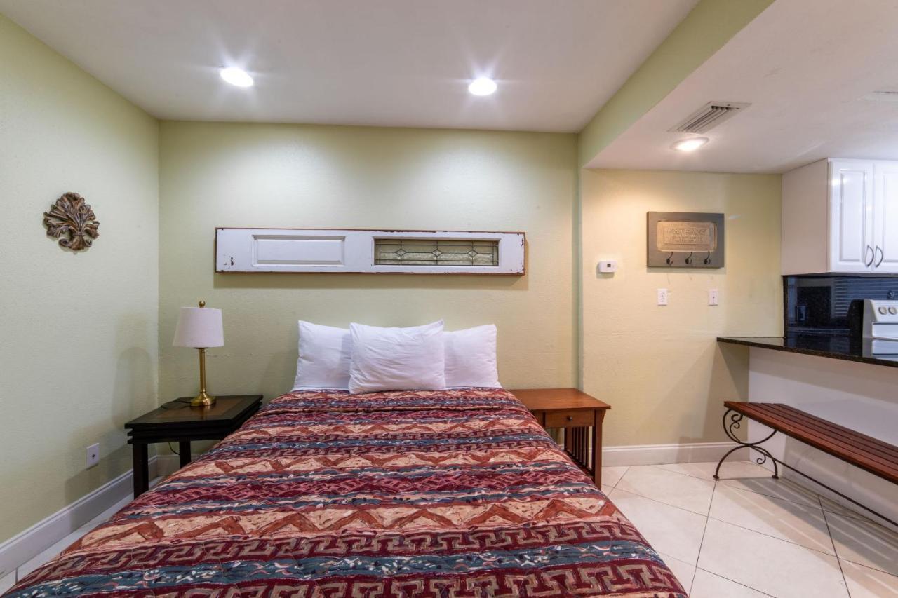 Captain'S Table Hotel By Everglades Adventures Екстер'єр фото