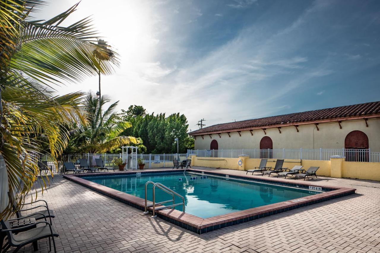 Captain'S Table Hotel By Everglades Adventures Екстер'єр фото