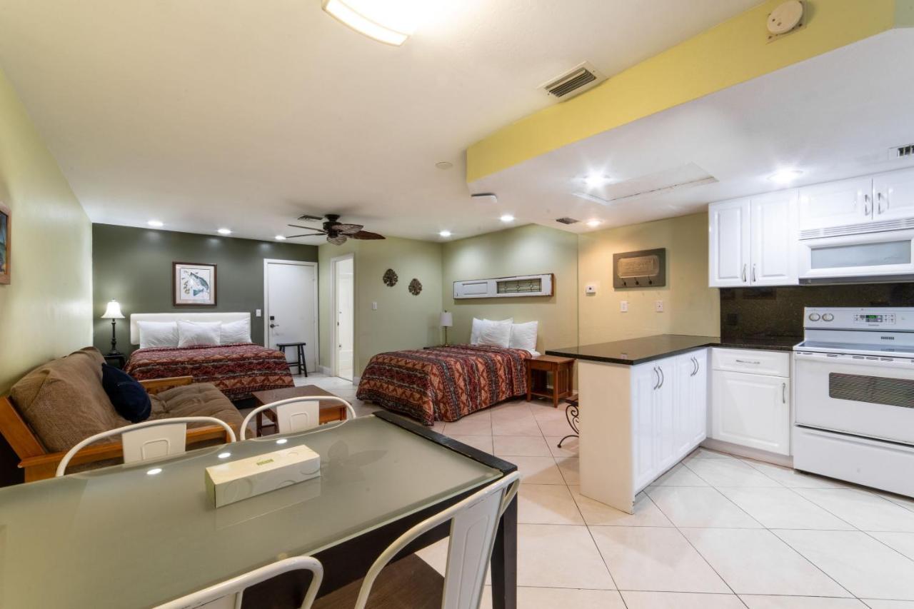 Captain'S Table Hotel By Everglades Adventures Екстер'єр фото